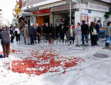 Κρήτη: Πλανόδιος πωλητής «πέταξε» τις φράουλες στον δρόμο εξοργισμένος γιατί τον έγραψε η αστυνομία (φωτό)